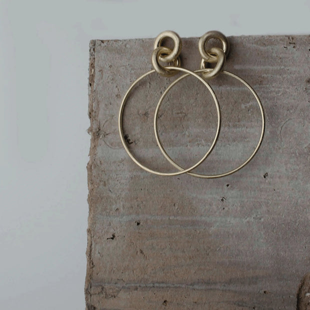 TULA STATEMENT HOOP EARINGS GOLD PLATED