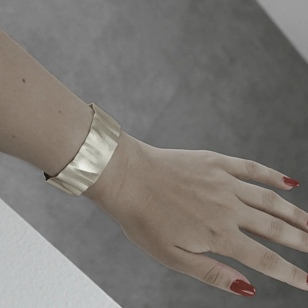 ALAYA STATEMENT WAVE CUFF BRACELET GOLD PLATING