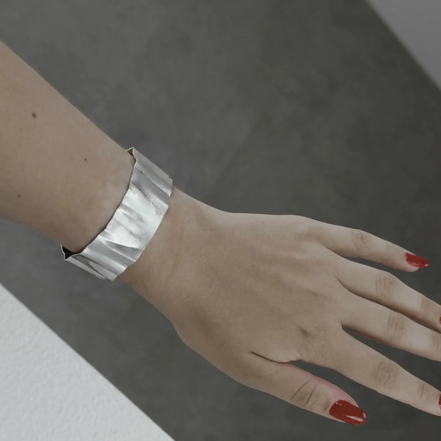 ALAYA STATEMENT WAVE CUFF BRACELET SILVER