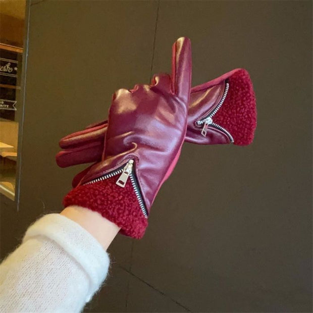 CHIC FAUX LEATHER GLOVES WITH FLEECE LINING IN BURGUNDY/WINE